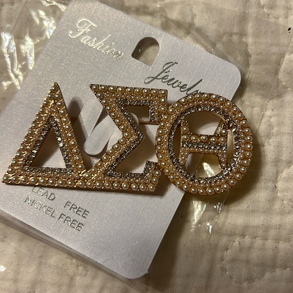 Gold Delta Sigma Theta pin - Picture 1 of 3